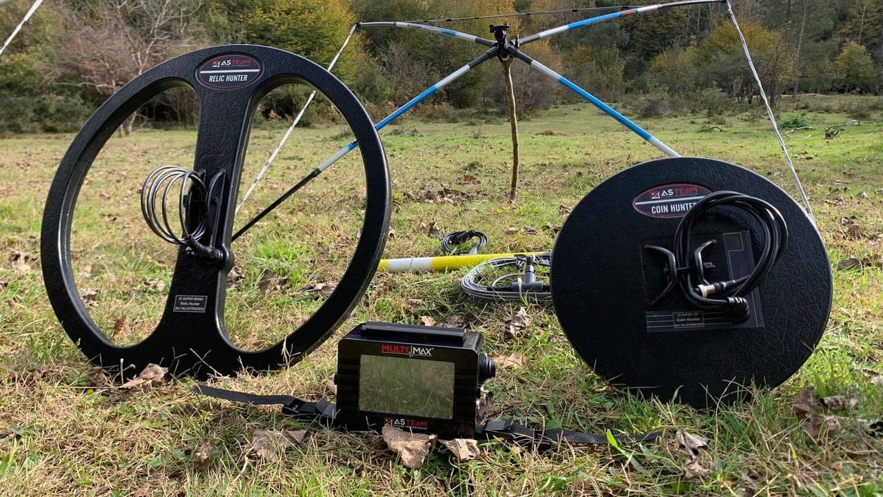 Multimax pulse ground balance detector with Relic Hunter and Coin Hunter coils and long-range antenna frame